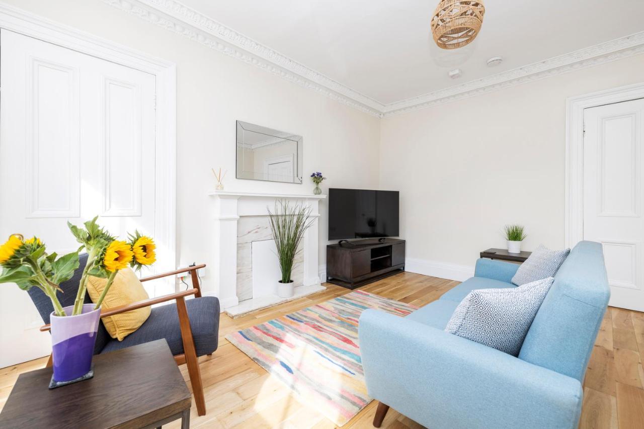 2 Bedroom Apartment On Peebles High Street Extérieur photo